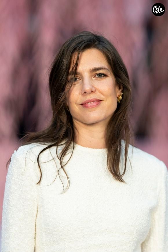 Elle va prendre la direction de la collection "Un pas de côté" chez Actes Sud.

Charlotte Casiraghi assiste au défilé Chanel Haute Couture printemps-été 2026 dans le cadre de la Fashion Week de Paris, le 27 janvier 2026 à Paris, en France. Photo : Eliot Blondet/ABACAPRESS.COM