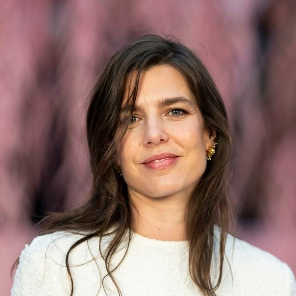 Elle va prendre la direction de la collection "Un pas de côté" chez Actes Sud.

Charlotte Casiraghi assiste au défilé Chanel Haute Couture printemps-été 2026 dans le cadre de la Fashion Week de Paris, le 27 janvier 2026 à Paris, en France. Photo : Eliot Blondet/ABACAPRESS.COM