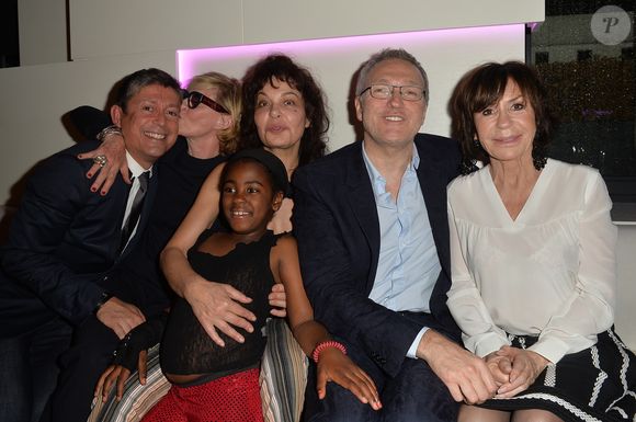 Jacques Sanchez, Chantal Ladesou, Isabelle Mergault et sa fille Maya, Laurent Ruquier et Danièle Evenou à l'anniversaire du programmateur de télévision Jacques Sanchez au restaurant Nolita à Paris le 29 mai 2016. Crédit Veeren/Bestimage