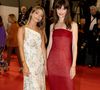 Il s'agit d'Annabelle Belmondo, sa nièce âgée de 16 ans de plus qu'elle et d'Angelo, son fils

Stella Belmondo et Annabelle Belmondo à la montée des marches du film "Frère et Soeur" lors du 75ème Festival International du Film de Cannes, le 20 mai 2022.

Photo : Cyril Moreau / Bestimage