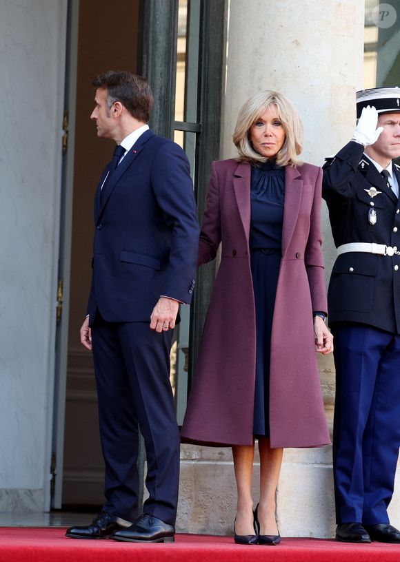 Le président de la République Emmanuel Macron et la première dame Brigitte Macron accueillent le roi Philippe et la reine Mathilde de Belgique à l'Elysée. © Dominique Jacovides / Bestimage