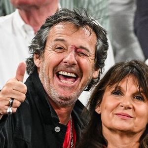 Jean-Luc Reichmann et sa femme Nathalie Lecoultre en tribunes lors de la finale de rugby Top 14 opposant le Stade Toulousain Rugby (Toulouse) au Stade Rochelais (La Rochelle) au Stade de France à Saint-Denis, Seine Saint-Denis, le 17 juin 2023. Toulouse a gagné 29-26. © Matthieu Mirville/Bestimage