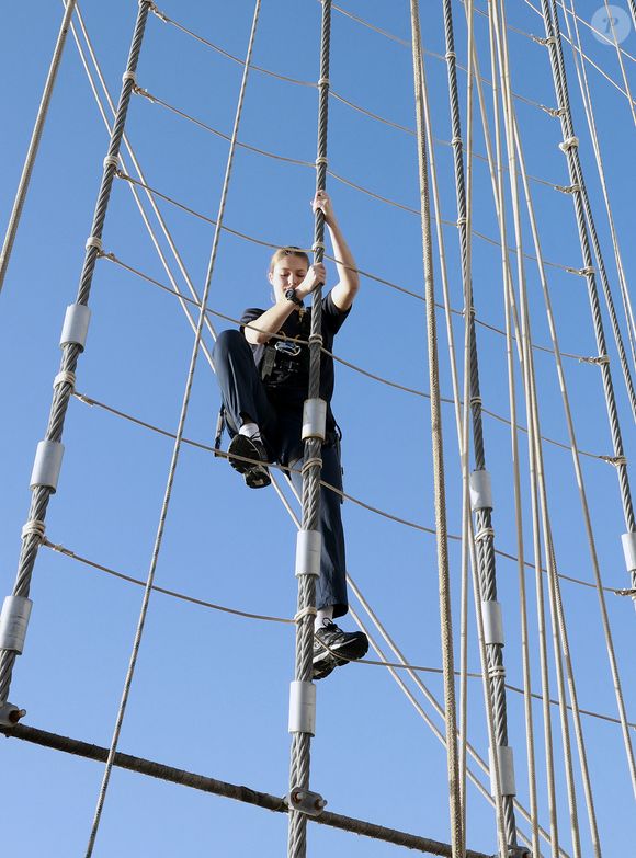 Elle a pour mission de savoir grimper en haut du mât du voilier, soit à 50 mètres de hauteur
La princesse Leonor d'Espagne est en formation sur le voilier école Juan Sebastian De Elcano le 31 janvier 2025. LALO YASKY / BESTIMAGE