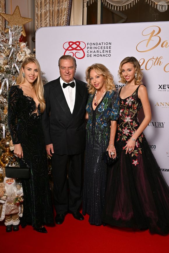 Le Prince Charles de Bourbon des Deux Siciles, la princesse Camilla, leurs filles, les princesses Maria Carolina et Maria Chiara lors du Bal de Noël à la salle Empire de l'hôtel de Paris à Monaco, le 12 décembre 2025. © Bruno Bebert / Bestimage