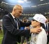 Selon Elyaz Zidane, il est courant de ne pas arborer son nom de famille sur son maillot quand on joue en Espagne.


Zinédine Zidane et Elyaz Zidane au Stade national de Cardiff, le 3 juin 2017. Photo de Mike Egerton/PA Wire/ABACAPRESS.COM