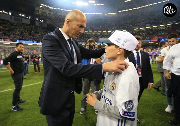 Selon Elyaz Zidane, il est courant de ne pas arborer son nom de famille sur son maillot quand on joue en Espagne.


Zinédine Zidane et Elyaz Zidane au Stade national de Cardiff, le 3 juin 2017. Photo de Mike Egerton/PA Wire/ABACAPRESS.COM