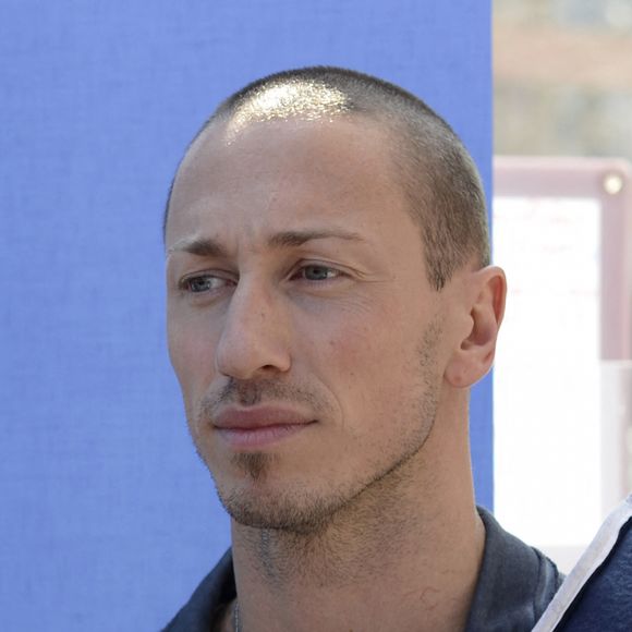 Le nageur Frédérick Bousquet, qui figure en position éligible sur les listes du maire UMP sortant Jean Claude Gaudin, lors d'une conférence de presse dans le cadre de la campagne pour les élections municipales à Marseille.