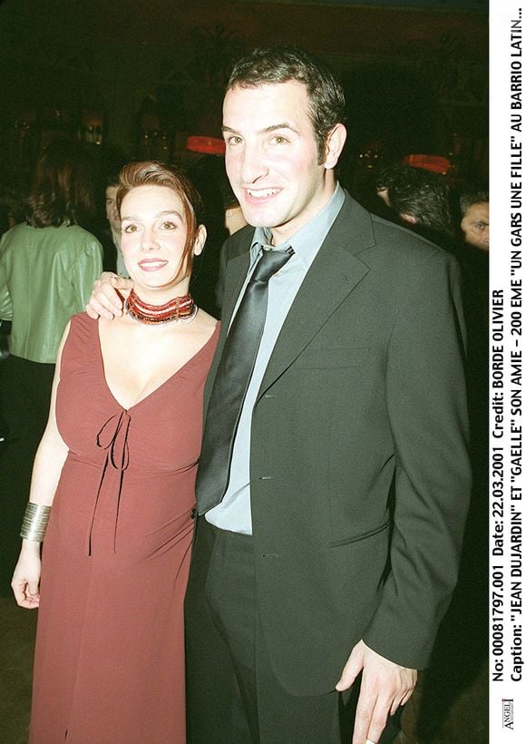 Le comédien a eu ses deux premiers fils, Simon et Jules, avec son ex-compagne Gaëlle Demars au début des années 2000.

Jean Dujardin et Gaelle son amie - 200ème Un Gars Une Fille au Barrio Latino Paris. 22 mars 2001.OLIVIER BORDE / BESTIMAGE