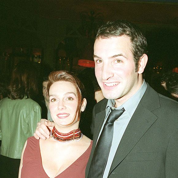 Le comédien a eu ses deux premiers fils, Simon et Jules, avec son ex-compagne Gaëlle Demars au début des années 2000.

Jean Dujardin et Gaelle son amie - 200ème Un Gars Une Fille au Barrio Latino Paris. 22 mars 2001.OLIVIER BORDE / BESTIMAGE