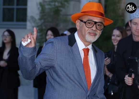 Malgré ce contexte, la marque poursuit son développement à l'international, fidèle à la stratégie de long terme défendue par ses actionnaires.

Christian Louboutin arrive au défilé Tom Ford Collection Femme Prêt-à-Porter Printemps/Eté 2026 lors de la Fashion Week de Paris (PFW) a Paris, France, le 1 Octobre 2025. 

© Denis Guignebourg/Bestimage