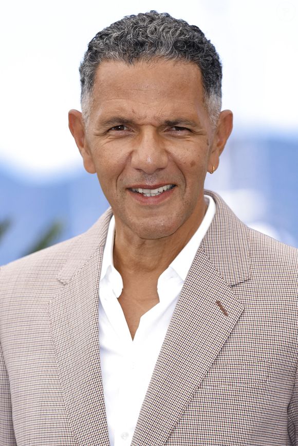 Ce dimanche 22 juin, Laurent Delahousse présentera un nouveau numéro de "20h30 le dimanche" sur France 2, dans lequel il partira à la rencontre de l’acteur Roschdy Zem. 

Roschdy Zem pose lors du photocall de 'Moi Qui T'aimais' pendant le 78ème Festival de Cannes au Palais des Festivals à Cannes, France, le 23 mai 2025.