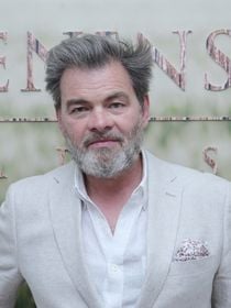 En Normandie où il possède une maison, Clovis Cornillac pratique une activité en plein air hautement recommandée par les professionnels