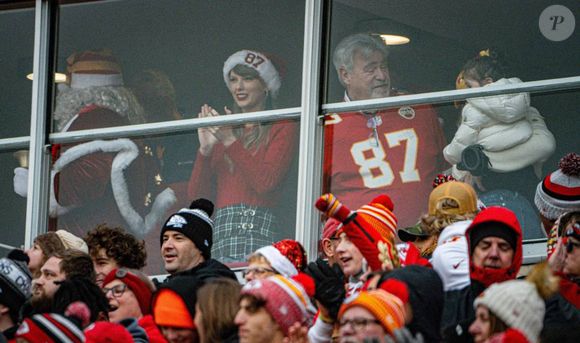 Tayor Swift en loge avec Ed, le papa de Travis Kelce, lors du match des Chiefs de Kansas City face au Las Vegas Raiders le 25 décembre 2023. © Emily Curiel/The Kansas City Star via ZUMA Press Wire / Bestimage