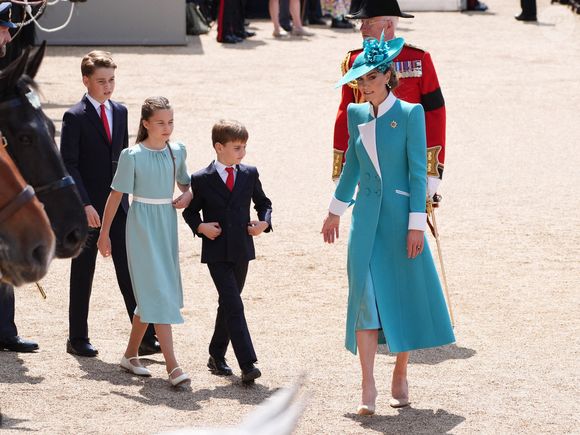 (de gauche à droite) Le prince George, la princesse Charlotte, le prince Louis et la princesse de Galles lors de la cérémonie de la montée des couleurs à Horse Guards Parade, au centre de Londres, à l'occasion de l'anniversaire officiel du roi Charles III.  Le 14 juin 2025. Photo by Jonathan Brady/PA Wire/ABACAPRESS.COM
