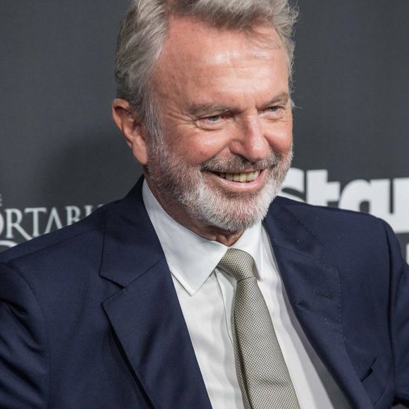 Dans un message partagé sur les réseaux sociaux, les proches de Sam Neill ont annoncé que le comédien s'était éteint à Sydney, en Australie, entouré des siens.

Sam Neill au Photocall de la première du film "The Portable Door" à Moore Park, Australie, le 23 mars 2023.