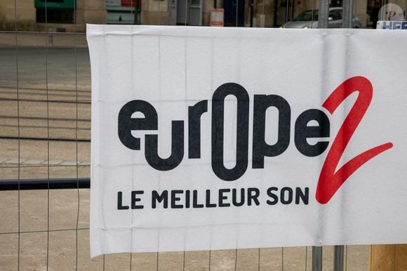 Bordeaux , Aquitaine France - 03 10 2023 : logo europe 2 et texte de marque du studio de la chaine de radio française à Paris