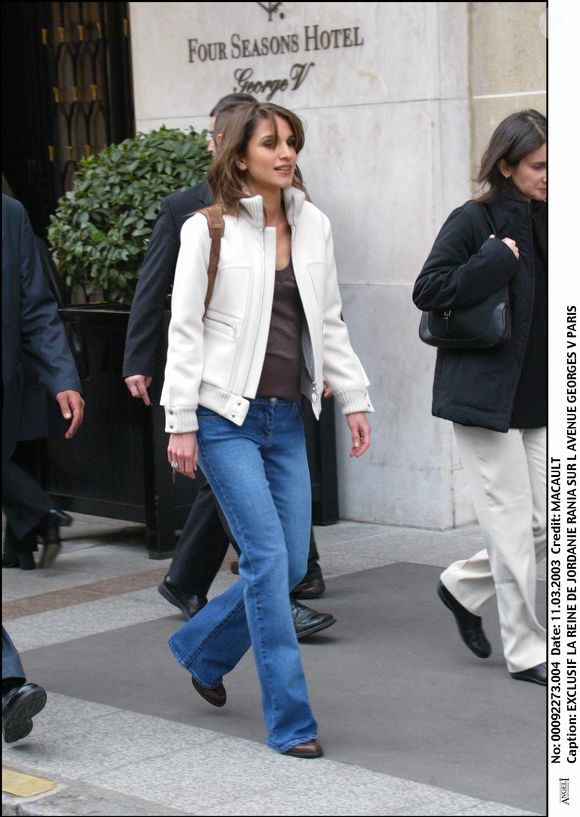 Exclusif : Rania Al-Yassin sur l’avenue George V à Paris, plan pied. JEAN LOUIS MACAULT / BESTIMAGE