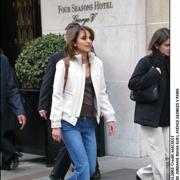 Exclusif : Rania Al-Yassin sur l’avenue George V à Paris, plan pied. JEAN LOUIS MACAULT / BESTIMAGE