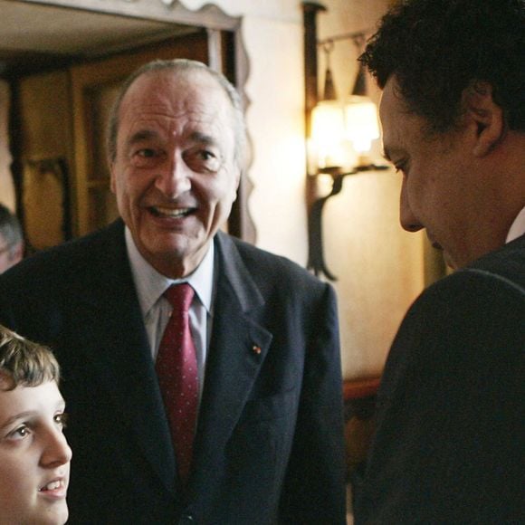 Le Président Jacques Chirac et son petit-fils, Martin Rey-Chirac, s'entretiennent avec l'ancien rugbyman Serge Blanco avant leur déjeuner au restaurant 'Chez Margot' à Ciboure, dans le sud-ouest de la France, le 3 avril 2007. Pour la première fois, le Président Chirac emmène Martin à une visite officielle d'une unité des forces spéciales "RPIMA" à Bayonne. Photo par Thierry Chesnot/Pool/ABACAPRESS.COM