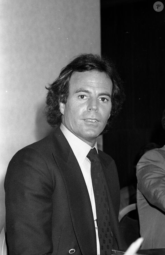 Julio Iglesias lors d'une soirée Julio.Iglesias au palais des Congrès à Paris le 22 septembre 1981.

© Jean-Claude Woestelandt / Bestimage