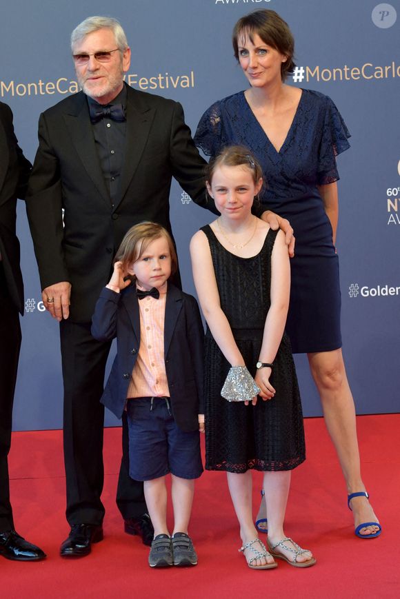Tchéky Karyo, Valérie Kéruzoré et leurs enfants lors du photocall de la cérémonie des Nymphes d'Or du 60ème festival de télévision de Monte Carlo au Grimaldi Forum à Monaco le 22 juin 2021.

© Bruno Bebert / Bestimage