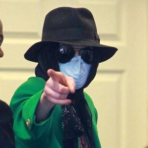 Michael Jackson est très souvent apparu masqué en public...

Los Angeles -Michael Jackson et ses enfants, Paris et Prince, font du shopping sur Melrose au magasin "Ed Hardy". Photographie : Anthony/ Austin Visschedyk, /PCN/ABACAPRESS.COM