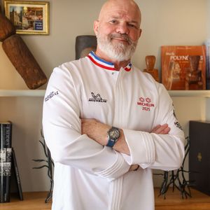 Exclusif - Le chef Philippe Etchebest dans les cuisines de son restaurant "Maison Nouvelle" à Bordeaux, le 11 avril 2025. ©Jean-Marc Lhomer/Bestimage.