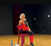 Toujours bienveillante, l'ancienne assistante sociale adapte soigneusement les mouvements pour que chacun évolue à son propre rythme.

Maryvonne, prof de sport à 91 ans.