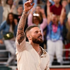 Matt Pokora interprète ses chansons pour mettre l'ambiance lors de la 4e journée des qualifications de Roland-Garros 2026, le 21 mai 2026 à Paris, en France. Photo : Ewen Gavet/Icon Sport/ABACAPRESS.COM