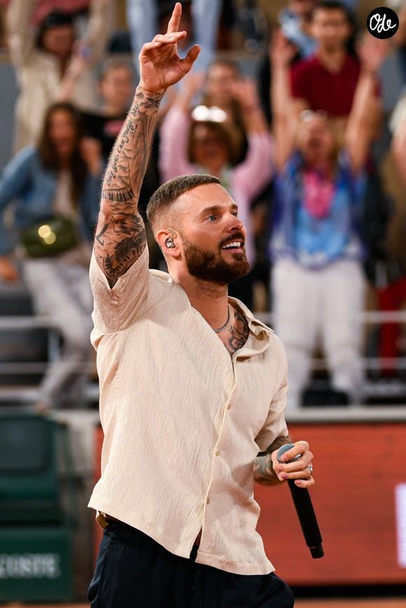 Matt Pokora interprète ses chansons pour mettre l'ambiance lors de la 4e journée des qualifications de Roland-Garros 2026, le 21 mai 2026 à Paris, en France. Photo : Ewen Gavet/Icon Sport/ABACAPRESS.COM