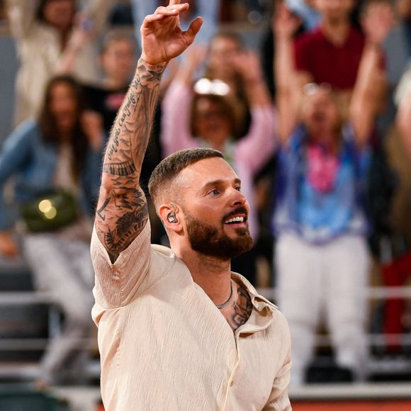 Matt Pokora interprète ses chansons pour mettre l'ambiance lors de la 4e journée des qualifications de Roland-Garros 2026, le 21 mai 2026 à Paris, en France. Photo : Ewen Gavet/Icon Sport/ABACAPRESS.COM
