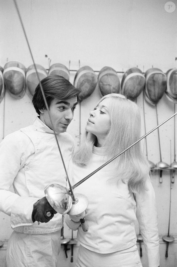 Qu'ils ont eu en 1969

En France, rendez-vous avec Pierre Arditi et sa femme Florence Giorgetti lors d'une leçon d'escrime. Le 26 novembre 1969 © Michel Ristroph via Bestimage