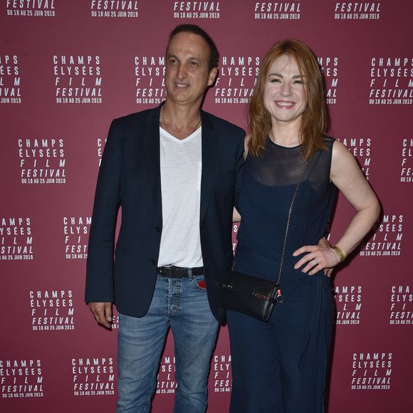 mais pour l'éternité dans son coeur.

Michel Ferracci et sa femme Emilie Dequenne au photocall lors de l'ouverture de la 8ème édition du Champs-Élysées film festival (CEFF) au Cinéma Publicis à Paris, France, le 18 juin 2019. © Giancarlo Gorassini/Bestimage