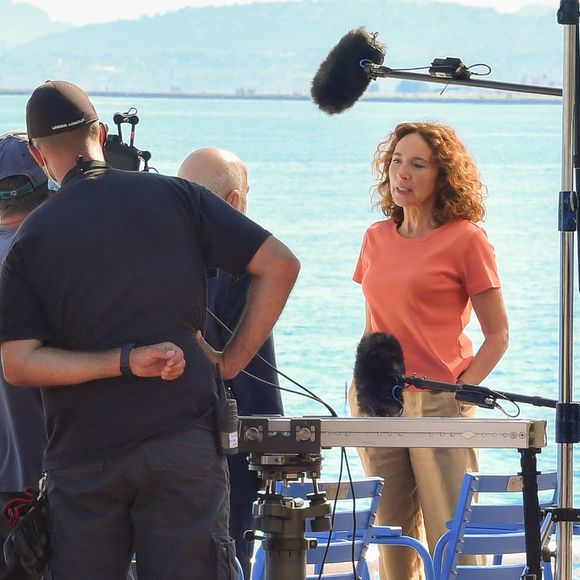 Isabel Otero et Hubert Roulleau sur le tournage de la série "Crimes parfaits" (France 3) sur la promenade des Anglais et sur la plage Beau Rivage à Nice, sous la direction d'Emmanuel Rigaut. Le 23 juin 2020.