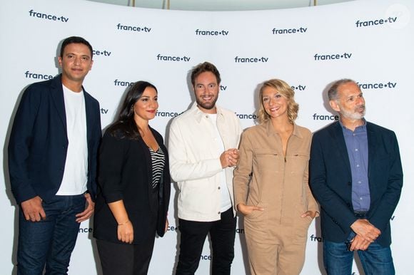 Djamel Mazi, Alexandra Uzan, Adrien Rohard, Lucie Chaumette, Gilles Bornstein lors du photocall dans le cadre de la conférence de presse de France Télévisions au Pavillon Gabriel à Paris, France, le 24 août 2021. © Pierre Perusseau/Bestimage 