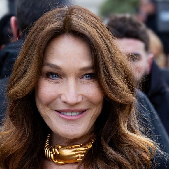Dans une nouvelle interview, Carla Bruni se confie sur son rapport au bien être, expliquant ne pas croire aux régimes.

Carla Bruni au défilé Schiaparelli à Paris pour la Paris Fashion - Arrivées des célébrités au défilé Schiaparelli "Collection Haute Couture Printemps/Eté" lors de la Fashion Week de Paris (PFW), au Petit Palais à Paris, France. © Thibault Duboucher/Bestimage