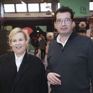 Ses propres filles préférant d'autres voies, la cheffe étoilée a tout simplement embauché son neveu Clément dans son restaurant parisien.

Exclusif - Hélène Darroze et son frère Marc Darroze - Premier Festival de la Gasconnerie au Ground Control à Paris le 30 janvier 2023.  © Jack Tribeca-Pierre Perusseau/Bestimage