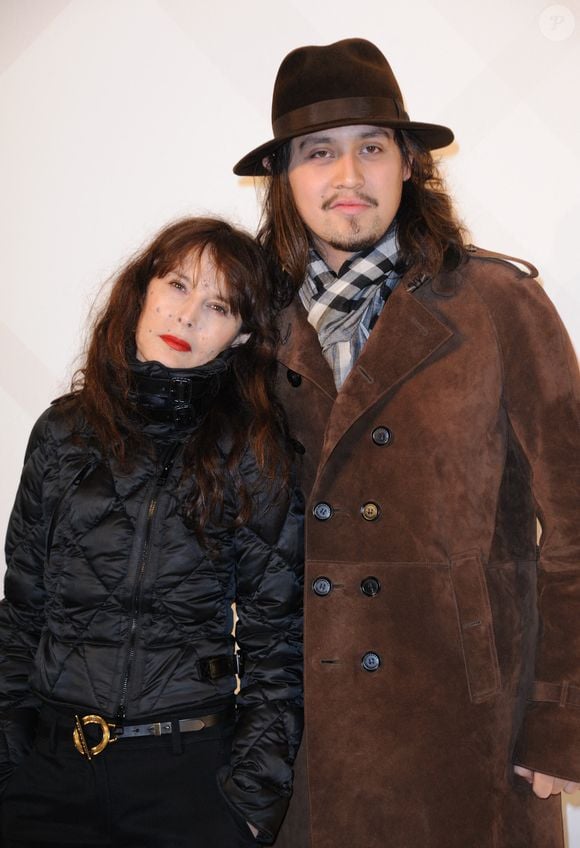 Lulu Gainsbourg et Bambou assistant à l'ouverture de la boutique Burberry Paris à l'ambassade britannique à Paris, France, le 1er décembre 2011. Photo by Alban Wyters/ABACAPRESS.COM