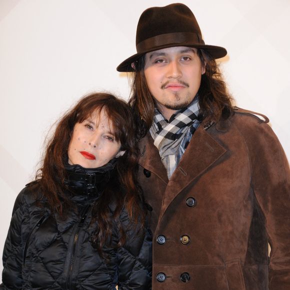 Lulu Gainsbourg et Bambou assistant à l'ouverture de la boutique Burberry Paris à l'ambassade britannique à Paris, France, le 1er décembre 2011. Photo by Alban Wyters/ABACAPRESS.COM