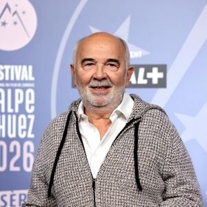 Un cliché qui prouve qu'elle n'a pas hérité des gènes capillaires de son grand-père !
Gérard Jugnot - Tapis rouge lors du 29ème Festival International du Film de Comédie de l'Alpe d'Huez le 22 Janvier 2026. © Dominique Jacovides/Bestimage