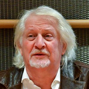 Le présentateur de télévision Patrick Sébastien assiste à une audition devant la commission d'enquête parlementaire sur la neutralité, le fonctionnement et le financement de la radiodiffusion publique à l'Assemblée nationale à Paris, France, le 31 mars 2026. © Christian Liewig/Bestimage