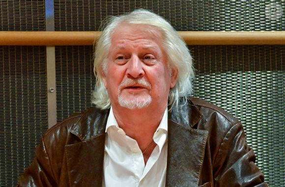Le présentateur de télévision Patrick Sébastien assiste à une audition devant la commission d'enquête parlementaire sur la neutralité, le fonctionnement et le financement de la radiodiffusion publique à l'Assemblée nationale à Paris, France, le 31 mars 2026. © Christian Liewig/Bestimage