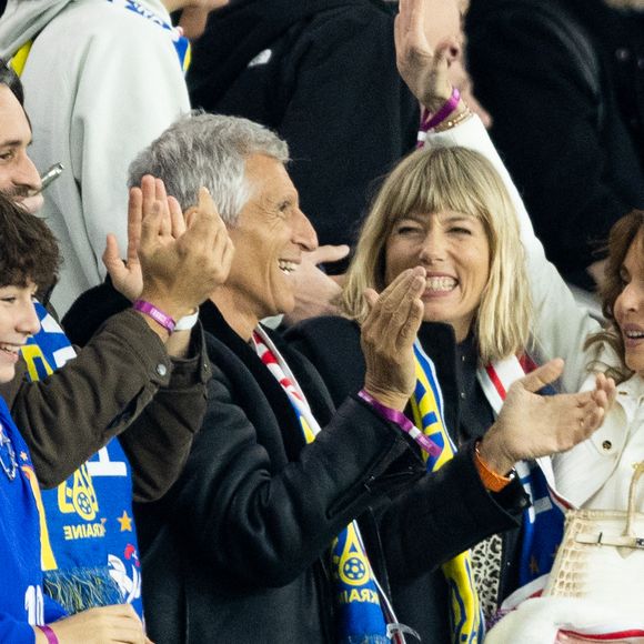 Nagui et sa femme Mélanie Page - Célébrités dans les tribunes du match de qualification de la Coupe du monde 2026 entre la France contre l'Ukraine (4-0) au Parc des Princes à Paris le 13 novembre 2025. © Cyril Moreau/Bestimage