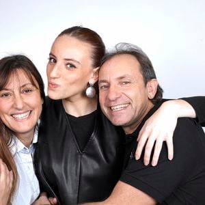 Après une formation d'exception à l'Opéra de Paris, elle brille aujourd'hui en tant que danseuse professionnelle.

Exclusif - Portrait de Philippe Candeloro avec sa femme Olivia et leur fille Maya lors de l'enregistrement de l'émission "Chez Jordan de Luxe" à Paris. Le 6 novembre 2024.

© Cédric Perrin / Bestimage