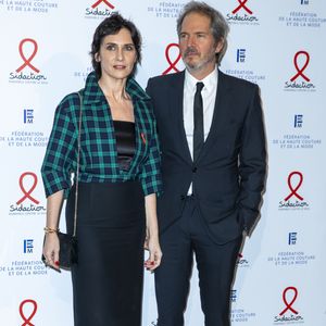 Géraldine Pailhas et son mari Christopher Thompson lors du photocall de la 18ème édition du "Dîner de la mode du Sidaction" au Pavillon Cambon Capucines, le 23 janvier 2020.

© Olivier Borde/Bestimage