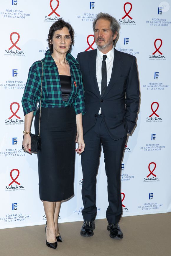 Géraldine Pailhas et son mari Christopher Thompson lors du photocall de la 18ème édition du "Dîner de la mode du Sidaction" au Pavillon Cambon Capucines, le 23 janvier 2020.

© Olivier Borde/Bestimage