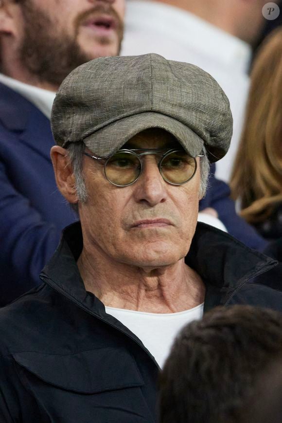Gérard Lanvin - Célébrités dans les tribunes lors du quart de finale aller de Ligue des champions: Le PSG s'est incliné à domicile face au FC Barcelone (2-3) au Parc des Princes à Paris le 10 avril 2024. © Cyril Moreau/Bestimage