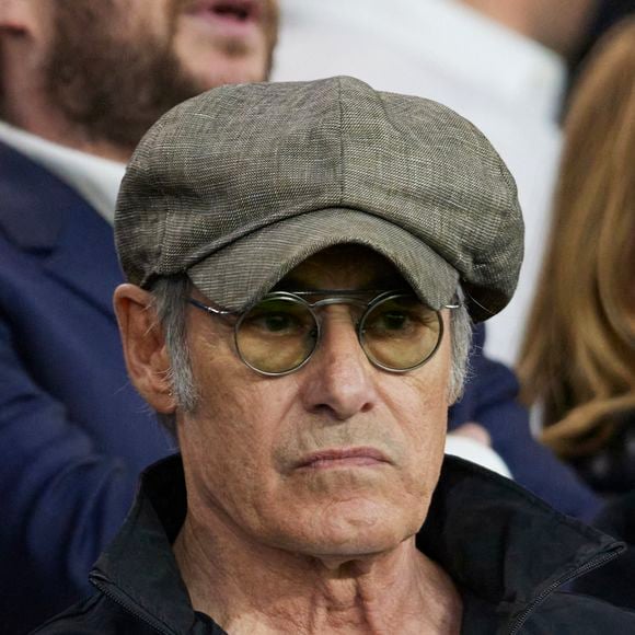Gérard Lanvin - Célébrités dans les tribunes lors du quart de finale aller de Ligue des champions: Le PSG s'est incliné à domicile face au FC Barcelone (2-3) au Parc des Princes à Paris le 10 avril 2024. © Cyril Moreau/Bestimage