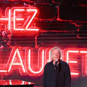 Il reçoit alors pour l'occasion sa veuve Geneviève Delpech, mais aussi Didier Barbelivien, chanteur connu.

Exclusif - Didier Barbelivien lors de l'enregistrement de l'émission "Vivement dimanche" au studio Rive Gauche, présentée par M. Drucker avec une diffusion sur France 3 le 1er février 2026. © Guillaume Gaffiot/Bestimage