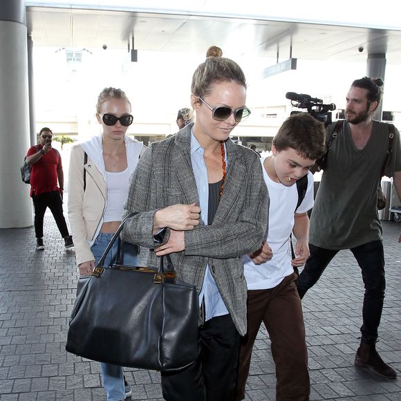 Vanessa Paradis arrive avec ses enfants Lily-Rose Depp et Jack Depp à l'aéroport de LAX à Los Angeles. Lily-Rose Depp est accompagnée de son petit ami Ash Stymest.  Le 21 mars 2016